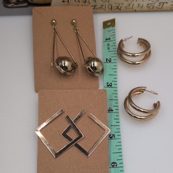 Elegant Gold Geometric Earrings Set - Picture 7 of 7
